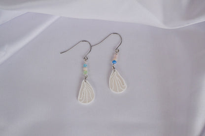 Schmertterlingsflügel an silbernen Ohrhängern mit bunten Glasperlen