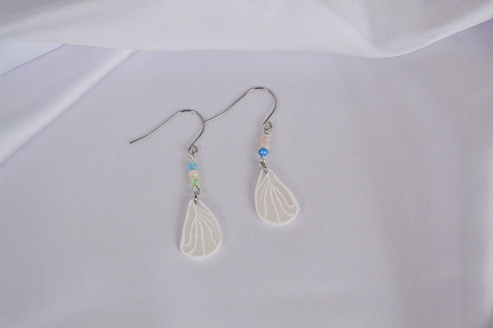 Schmertterlingsflügel an silbernen Ohrhängern mit bunten Glasperlen