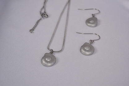 Geschenkeset aus Kette und Ohrringen mit Polymer Ton Muscheln in Silber