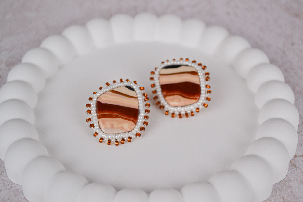 Polymer Ton Ohrringe inspiriert von Edelsteinen mit gewebtem Perlen-Rand