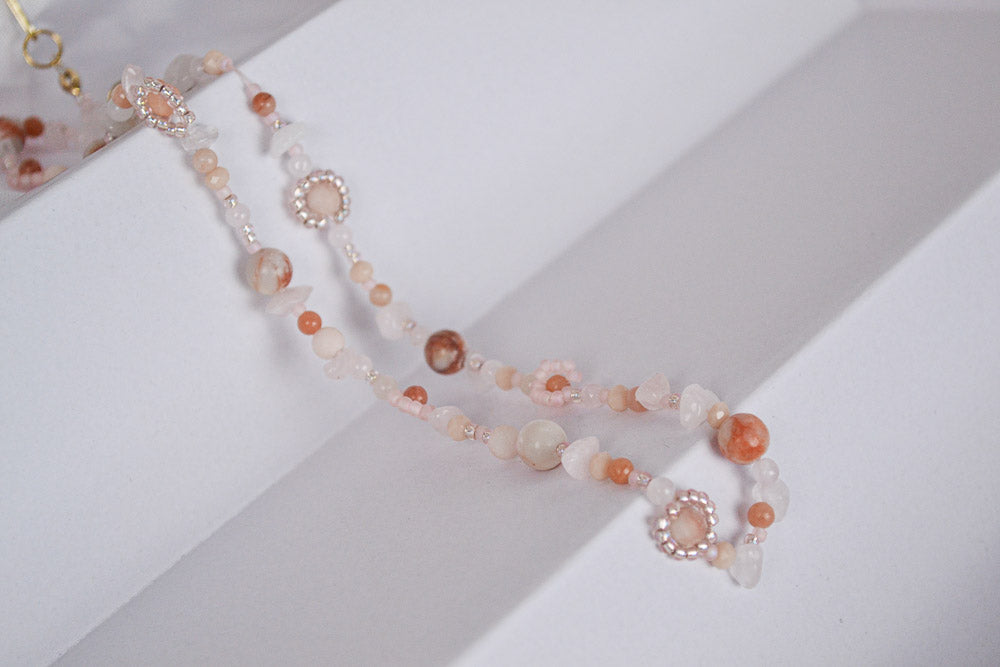 Edelsteinkette Peach auf einem gefalteten weißen Blatt