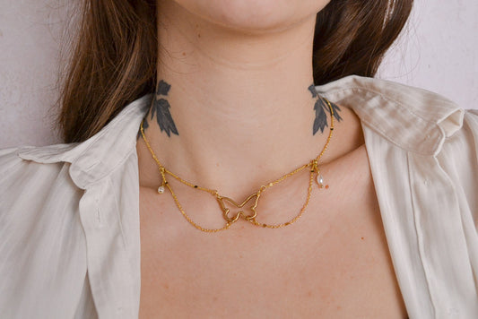 Goldene Choker mit dünnen Ketten und Schmetterling Charm in der Mitte