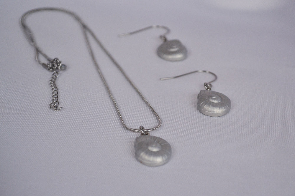 Details Set aus Kette und Ohrringen mit Muschel Charms