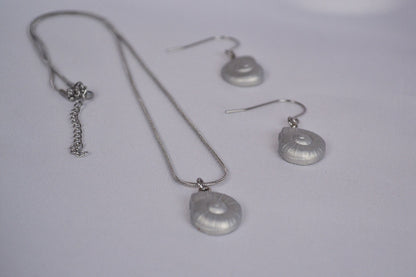 Details Set aus Kette und Ohrringen mit Muschel Charms