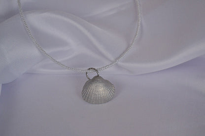 Glasperlenkette mit silber Herzmuschel im Detail