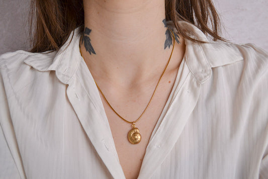 Goldene Snake Chain Halskette mit Muschel Anhänger - getragen