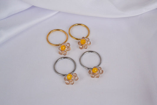 Vier Edelstahl Creolen (2 Gold, 2 Silber) mit handgemachten Blumen Anhängern aus Glasperlen